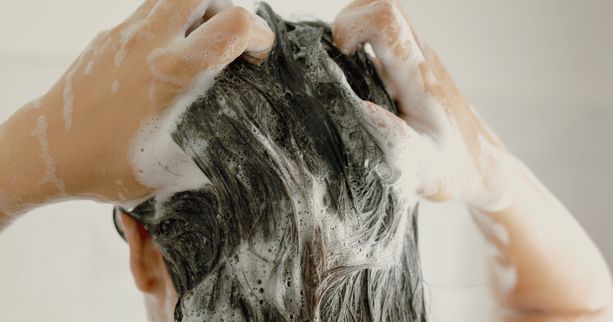頭皮をやさしく洗う正しいシャンプー方法