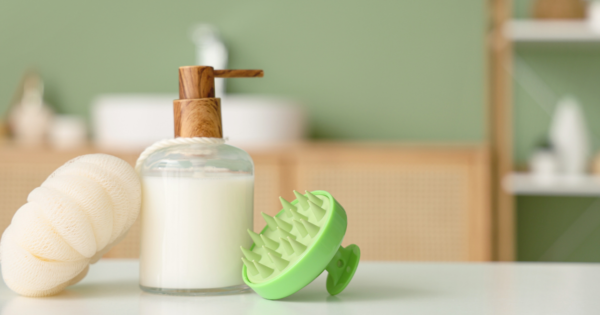 シャンプーブラシを使った頭皮ケアで抜け毛や分け目対策をするイメージ