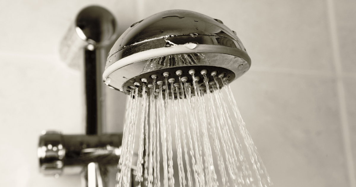 シャワーヘッドを変えることで美髪に差が出る理由を解説する記事のアイキャッチ