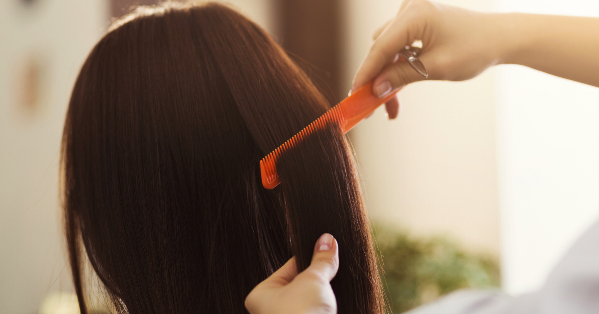 美容室でカット中にリラックスして過ごすお客様の様子完全プライベートサロンのリアルな時間