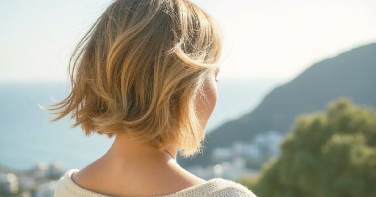 逗子のやわらかな日差しの中で明るめヘアカラーが映える大人女性の後ろ姿